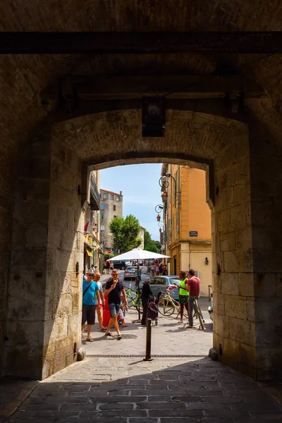 Stadspoort op de historische stadsmuur in Antibes, Frankrijk — Stockfoto