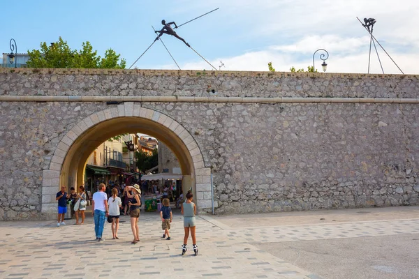 City gate at the historic city wall in Antibes, France — Stock Photo, Image