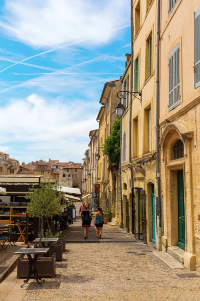Fransa 'nın Aix-en-Provence şehrinde çok sayıda kafesi olan Place des Cardeurs