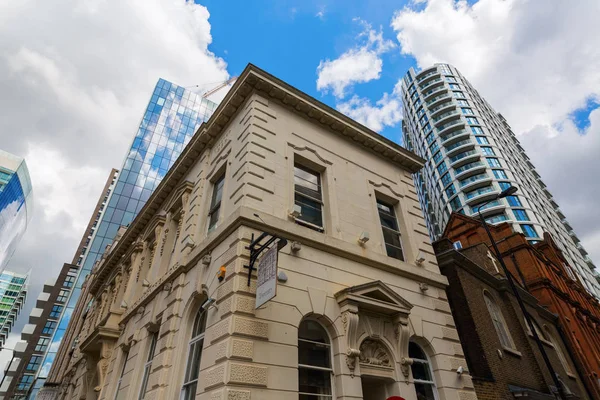 Historisch gebouw en wolkenkrabber in Aldgate, Londen, Uk — Stockfoto