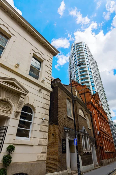 Historisch gebouw en wolkenkrabber in Aldgate, Londen, Uk — Stockfoto