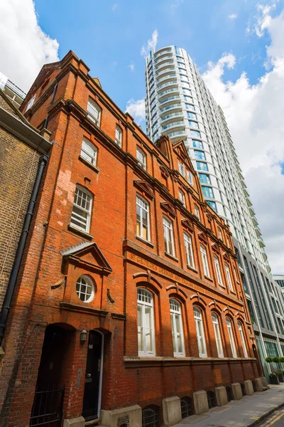 Edificio histórico y rascacielos en Aldgate, Londres, Reino Unido —  Fotos de Stock