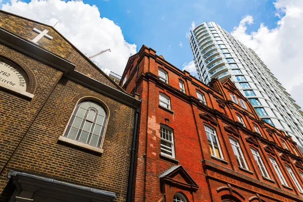 Edificio histórico y rascacielos en Aldgate, Londres, Reino Unido —  Fotos de Stock