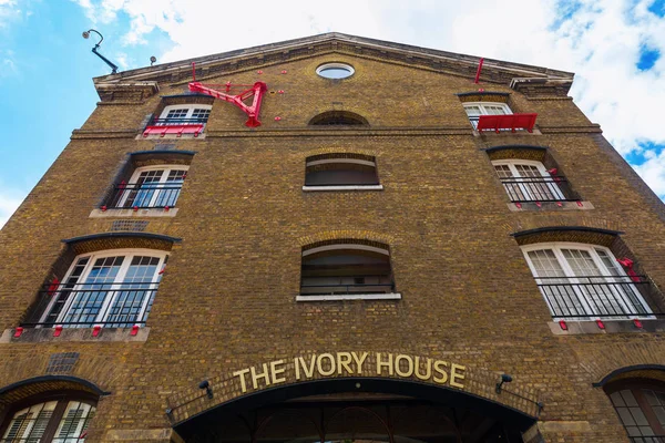 Ivoor huis in de St Katharine Docks in Londen — Stockfoto