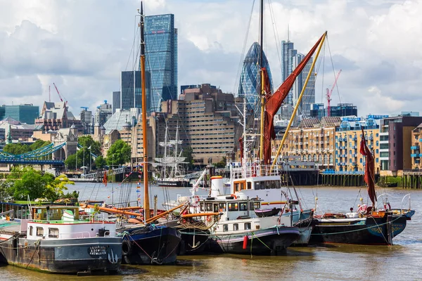 Vista sul Tamigi fino alla città di Londra — Foto Stock