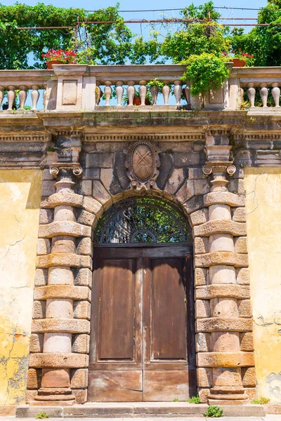 Старое здание в Лукке, Италия — стоковое фото