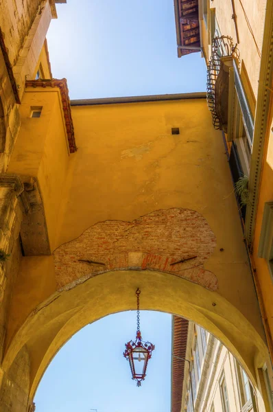 Vicolo con arco a Lucca — Foto Stock