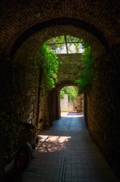 Donkere archway in San Gimignano, Italië — Stockfoto