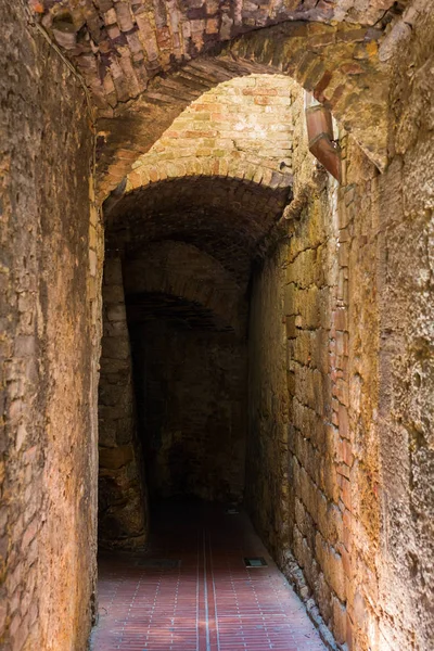 Donkere archway in San Gimignano, Italië — Stockfoto