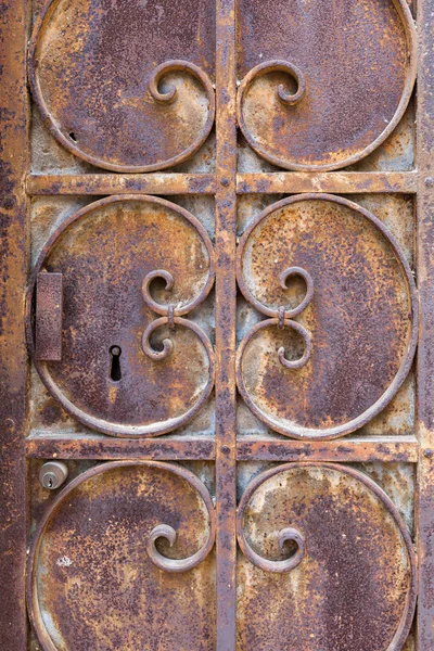 Old ornated and rusted metal door — Stock Photo, Image