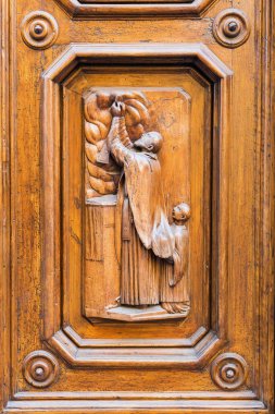 Floransa'da tarihi bir kapıda oyma ahşap