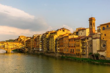 Floransa'da Arno boyunca eski şehir binalar