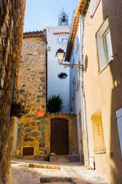 Grimaud, Güney Fransa sokakta