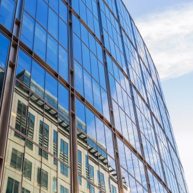 pencere yansımalar adlı bir ofis binası