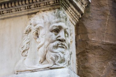 Floransa'da bir binasında antik heykel