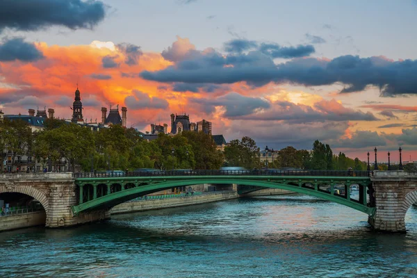 Pont de Seine à Paris avec ciel nocturne spectaculaire — Photo