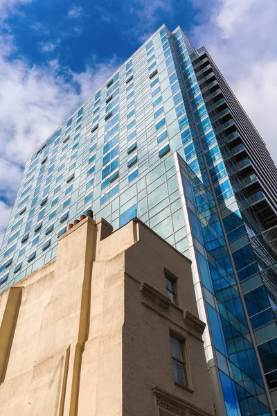 Altbau und Hochhaus in London — Stockfoto