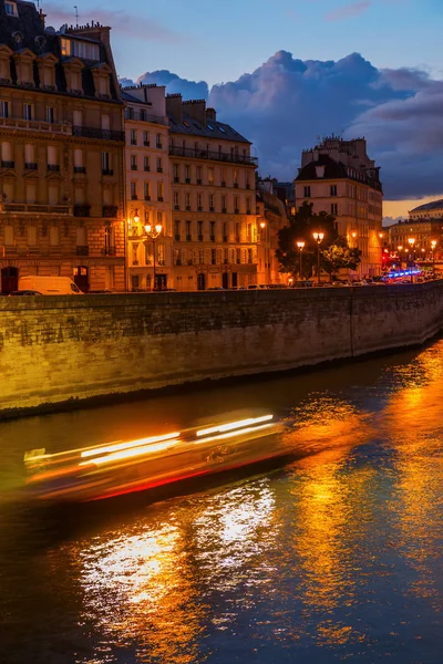 Ile de la Cite en París por la noche —  Fotos de Stock