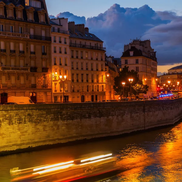 Ile de la Cite в Париже ночью — стоковое фото