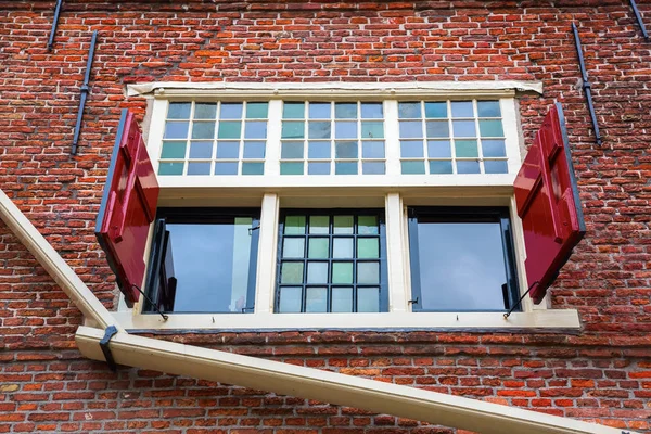 Ventana de un edificio histórico en Hoorn, Países Bajos — Foto de Stock