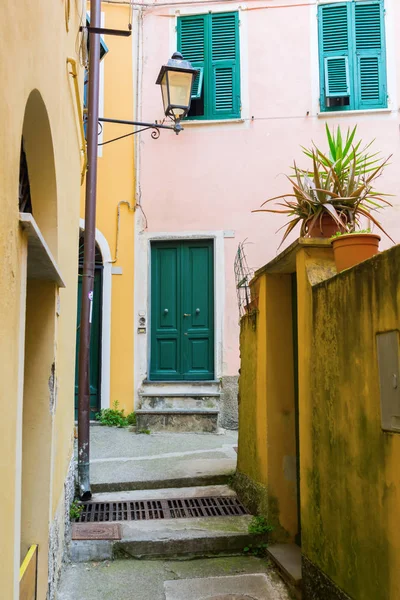 Callejón con edificios antiguos en Monterosso al Mare —  Fotos de Stock