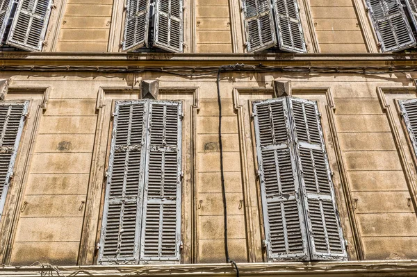 Typiska fönsterluckor i Aix-en-Provence — Stockfoto