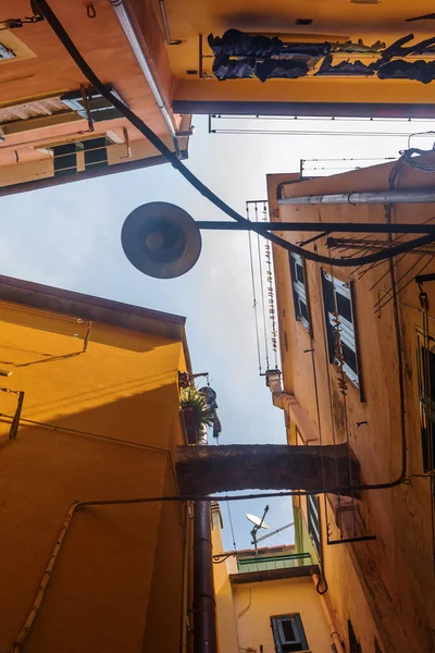 Vista de ángulo bajo de los edificios de colores en Vernazza —  Fotos de Stock