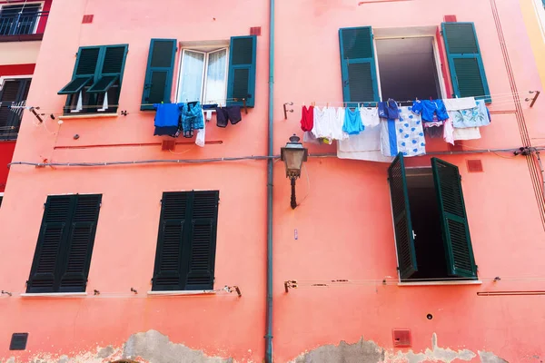 Edifício colorido com lavanderia em Vernazza, Itália — Fotografia de Stock