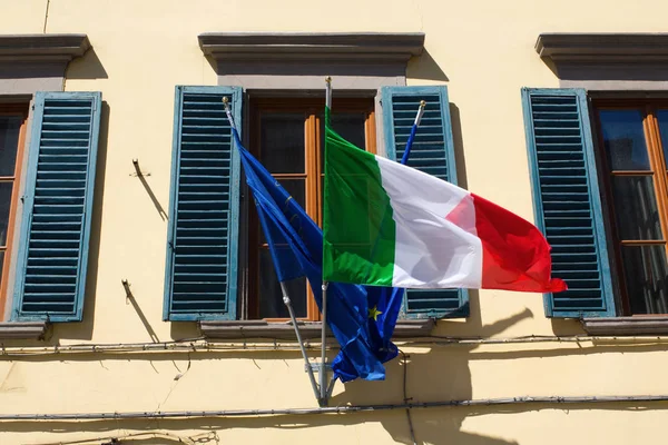 Antigua casa italiana con bandera nacional — Foto de Stock