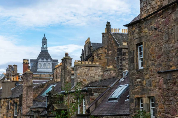 Historiska byggnader i den gamla staden Edinburgh — Stockfoto