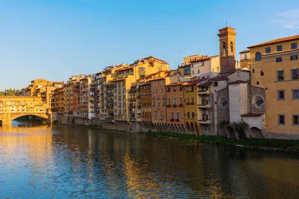 Edifícios da cidade velha ao longo do Arno em Florença — Fotografia de Stock