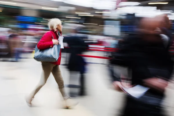 モーションの駅で人々 のぼかし — ストック写真