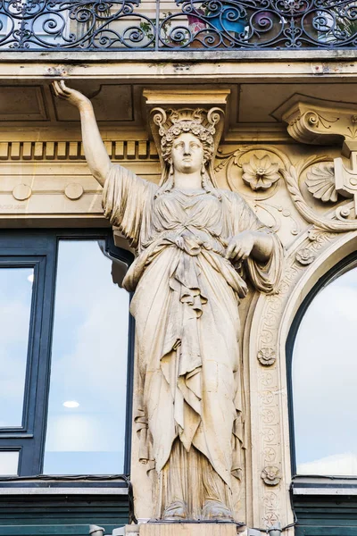 Escultura de atlas en un antiguo edificio de París —  Fotos de Stock