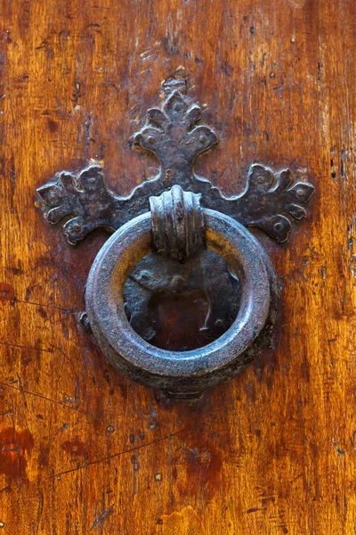 Old doorknocker at a Tuscan door — Stock Photo, Image