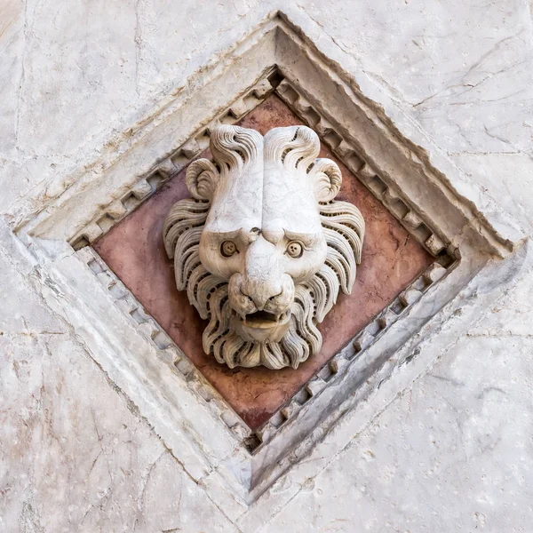 Архитектурные детали церкви в Сиене — стоковое фото