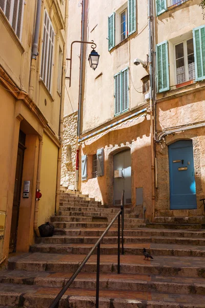 Escadas íngremes na cidade velha de Cannes — Fotografia de Stock