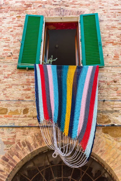 Couverture suspendue par une fenêtre à Sienne — Photo