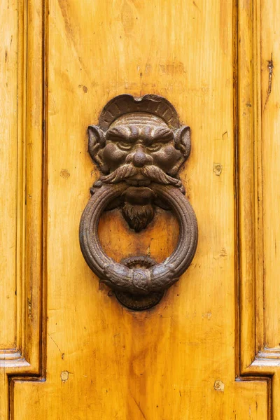 Antik doorknocker, Toszkána, Olaszország — Stock Fotó