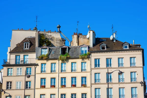 Vecchio edificio a Parigi, Francia — Foto Stock