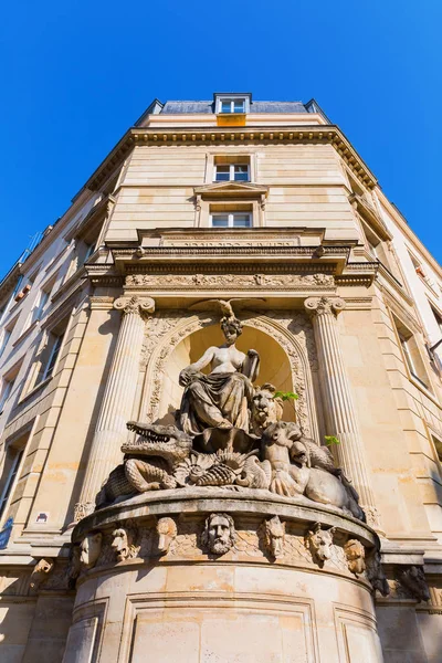 Paris, Fransa'da bir binasında tarihi çeşme — Stok fotoğraf