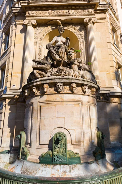 Historiska fontänen vid en byggnad i Paris, Frankrike — Stockfoto