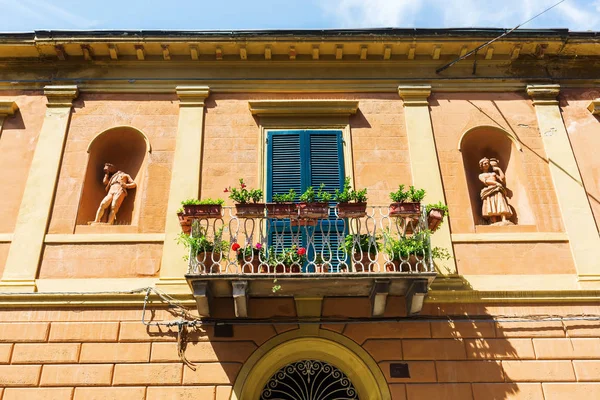 Fachada de um edifício histórico em Lucca, Itália — Fotografia de Stock