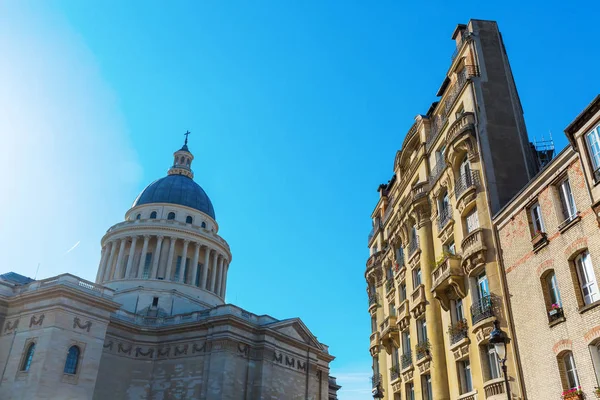 Pantheon e vecchio edificio a Parigi, Francia — Foto Stock