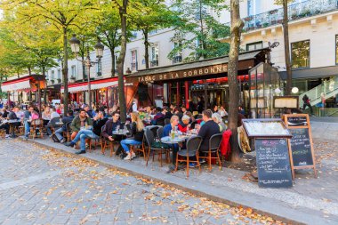 sokak restoranları yanında Sorbonne Üniversitesi Latin Quarter, Paris, Fransa