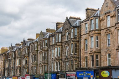 Tarihi satır binalarda yürümek Leith, Edinburgh, İskoçya