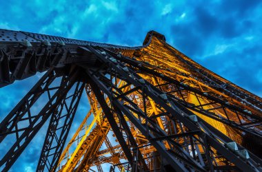 bir ışıklı Eyfel Kulesi Paris, Fransa'da platformlar üzerinden aramak