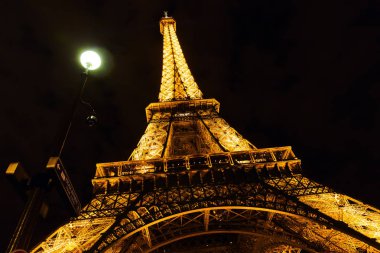 Eyfel Kulesi Paris, Fransa, ışık performansı ile göstermek geceleri