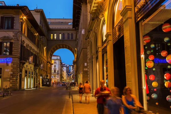 Gatubilden i den gamla staden Florens på natten — Stockfoto