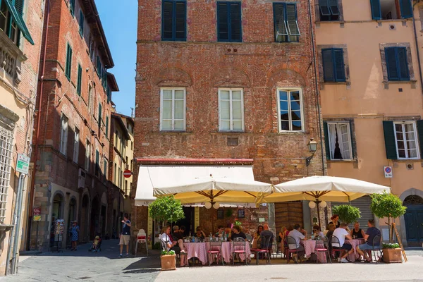 Площадь города с рестораном в Lucca, Тоскана, Италия — стоковое фото