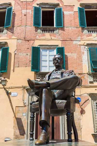 Giacomo Puccini heykeli önünde onun doğum yeri Lucca, İtalya — Stok fotoğraf